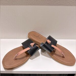 Blue fin nwot women’s size 9 black and brown sandal